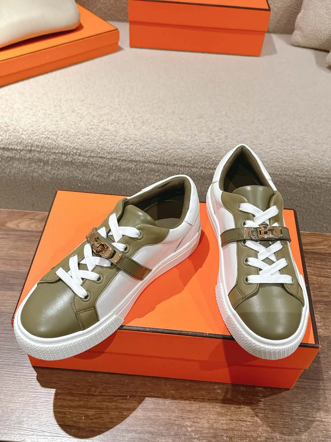 👟👟Ex-factory price 600👟👟Hermes top version couple model Epsom calfskin and calfskin loafer style lace-up sneakers, with functional rose gold-plated Kelly shoe buckles. Create a stylish urban look. Fabric: Specific cowhide/canvas material Lining: Sheepskin lining Outsole: Original molded TPU outsole Size: 35-45